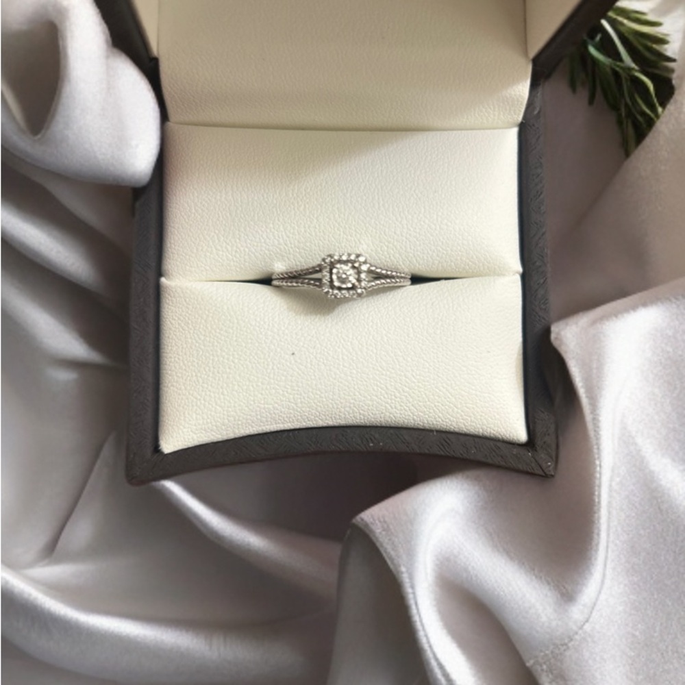 Dazzling Silver Ring with Geometric Design